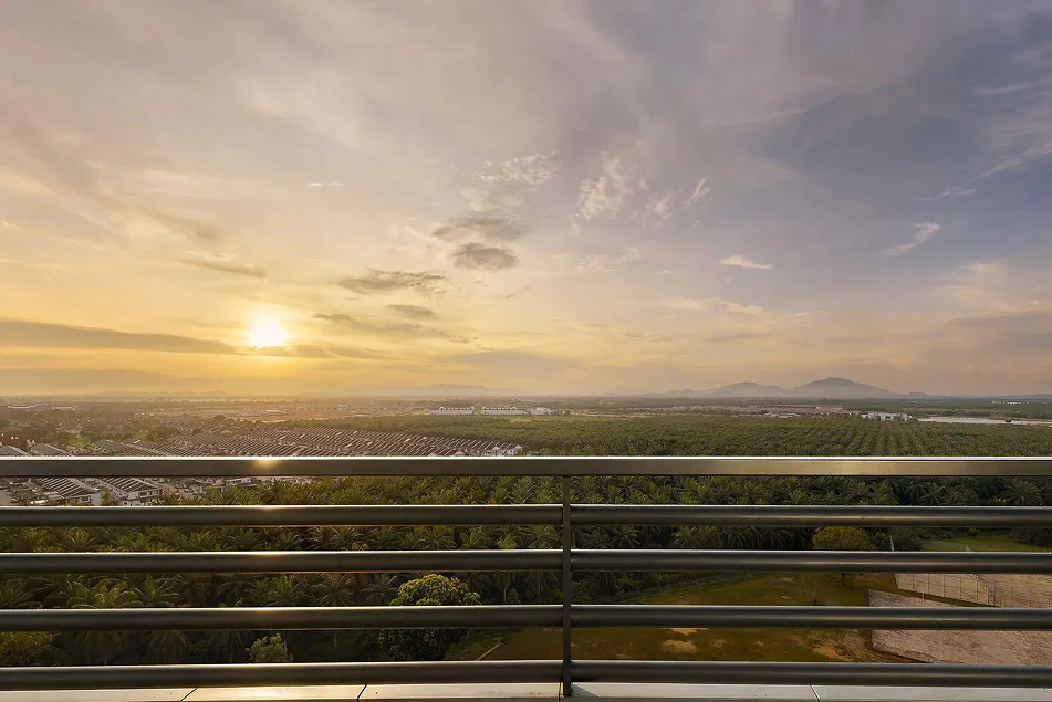 breakfast-balcony-img